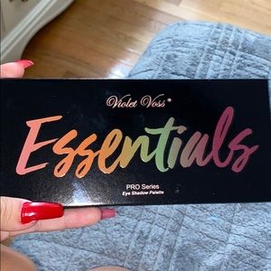 Beautiful eyeshadow pallet, violet voss pro series